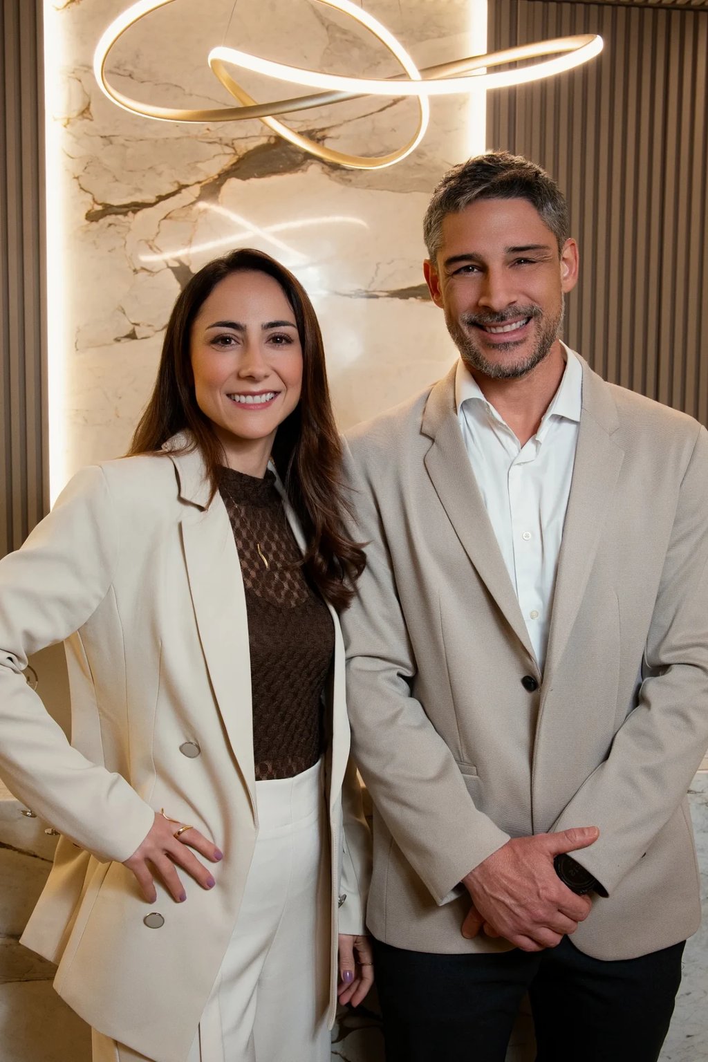 Dra. Raffaela Federico e Dr. Clóvis Saggiorato lado a lado na recepção da Clínica La Vena, em Campinas