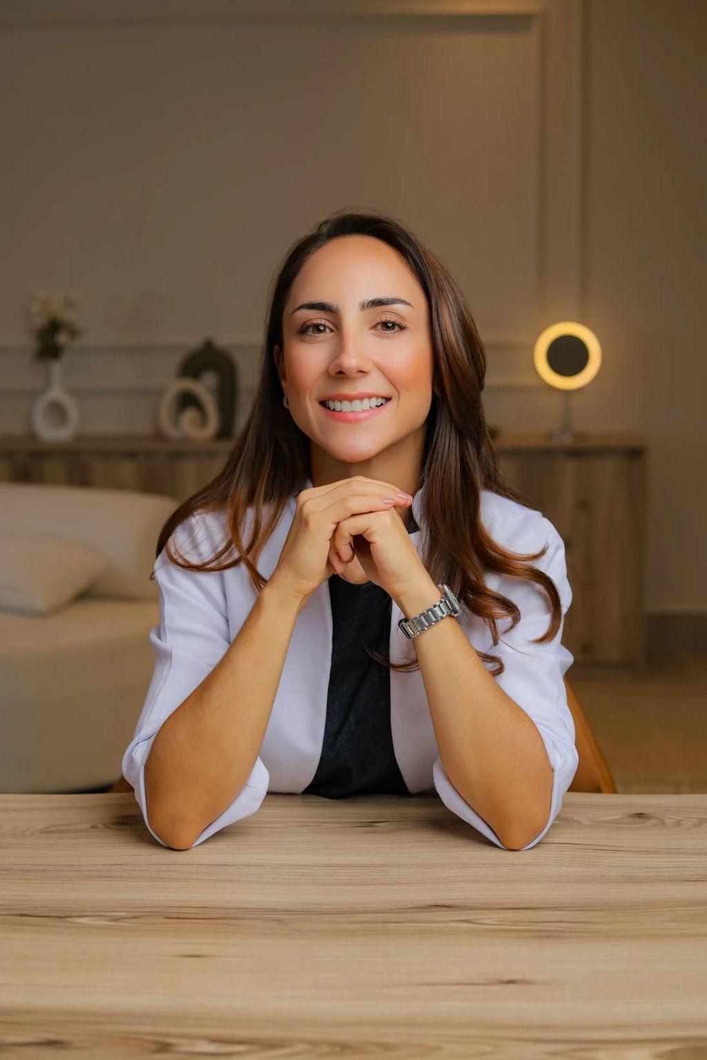 Retrato da Dra. Raffaela Federico, cirurgiã vascular da Clínica La Vena, à mesa do consultório em Campinas