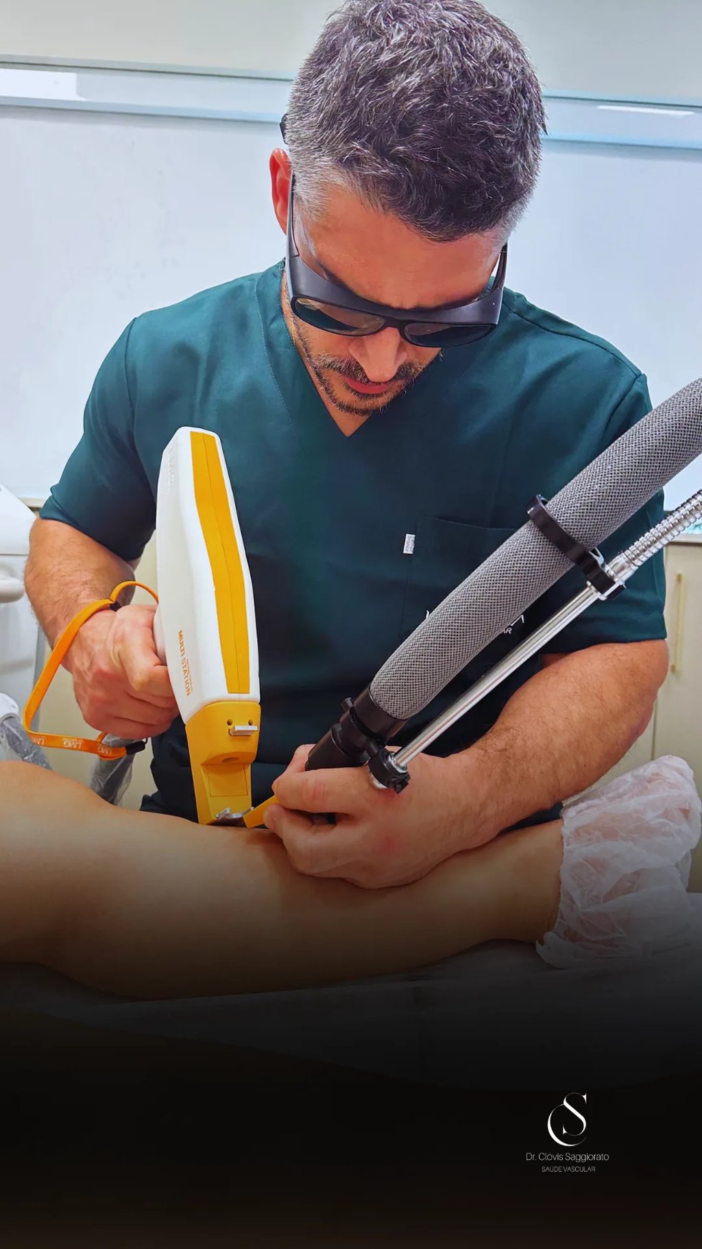 Dr. Clóvis Saggiorato, cirurgião vascular da Clínica La Vena, realizando tratamento a laser nas pernas de uma paciente